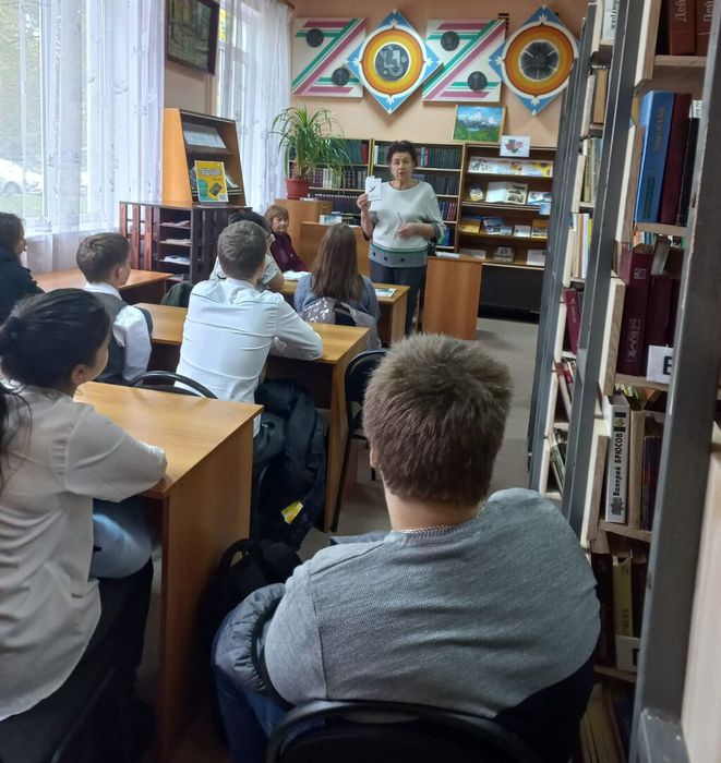 Библиотекарь Ткаченко С.Ф. рассказывает о биографии Хрущ и ее сборниках стихов